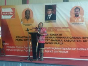 Gubernur Lukas Enembe selaku pembina parpol di Papua memberi sambutan dalm acara pelantikan pengurus Hanura Papua (Admin)