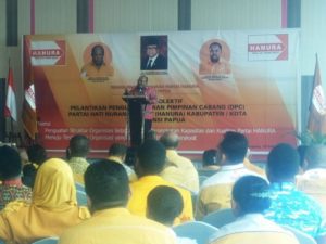 Gubernur Lukas Enembe saat memberi sambutan di acara pelantikan 29 Ketua DPC  partai Hanura Papua 