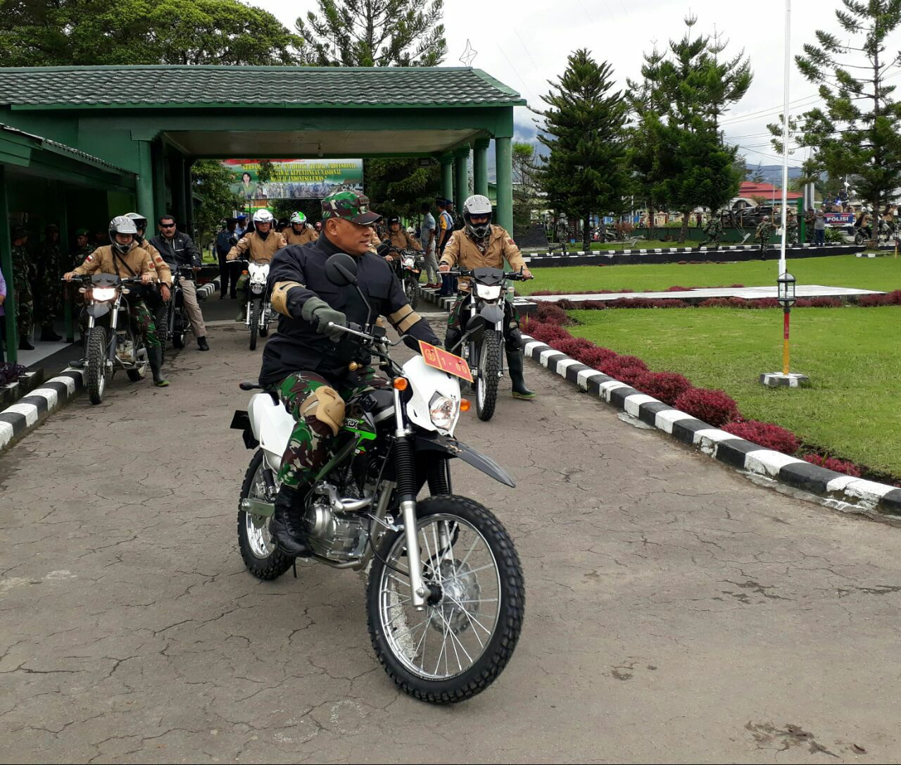 Panglima TNI Jajal Jalan Tembus Wamena-Mumugu Naik Motor