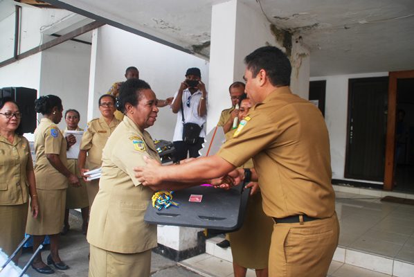 Sekda Papua Hery Dosinaen menyerahkan bantuan mobil pemerintah pusat  kepada Kepala BP3AKB Kabupaten Jayapura Maria Bano,  beberapa waktu lalu, di Jayapura.