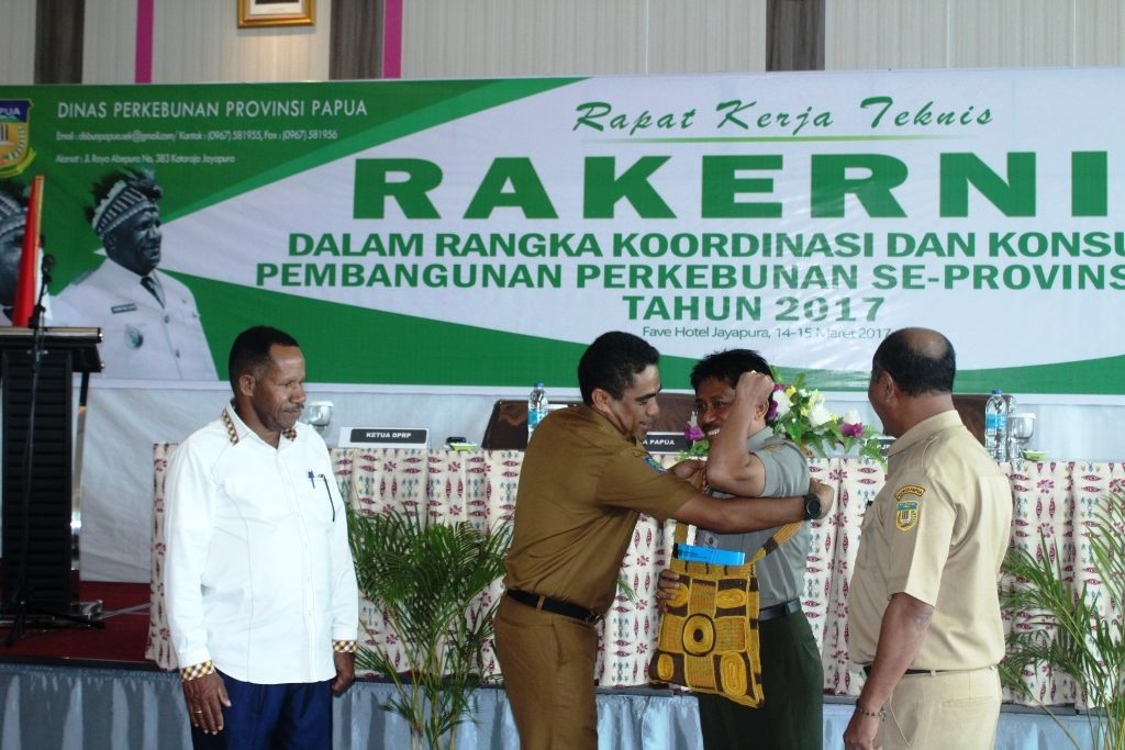 Sekda Papua TEA Hery Dosinaen, SIP, MKP menyerahkan Noken kepada Dirjen Perkebunan Kementerian Pertanian RI Ir. Bambang Darmawan, MM usai   membuka  Rapat Kerja Teknis Dalam  Rangka Koordinasi dan Konsultasi Pembangunan  Perkebunan Se-  Papua di Jayapura
