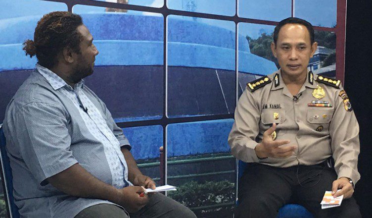 Kabid Humas Polda PApua, Kombes Kamal (Kanan) saat diwawancarai salah satu stasiun TV lokal