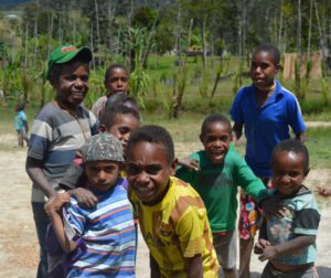 Anak-anak SD Negeri Kumudluk Distrik Koragi, Kabupaten Jayawijaya. Mereka berasal dari beberapa kampung lain seperti Iriliga dan Onggabaga. Untuk sampai ke sekolah anak-anak ini mesti berjalan kaki minimal satu jam naik turun bukit. 