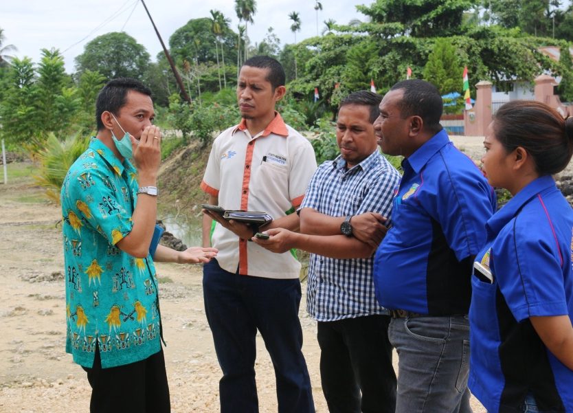 Tim UP2KP saat mendengarkan penjelasan Kepala Puskesmas Arso Barat drg. Fredy Paranta, Kamis (6/4)