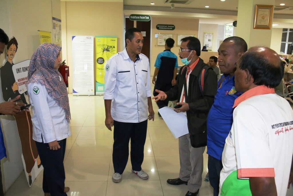 Tim UP2KP berdialog dengan pengelola ruang admisi RSUPN Dr. Cipto Mangunkusumo Jakarta terkait pelayanan loket bagi pasien rujukan dari Papua.