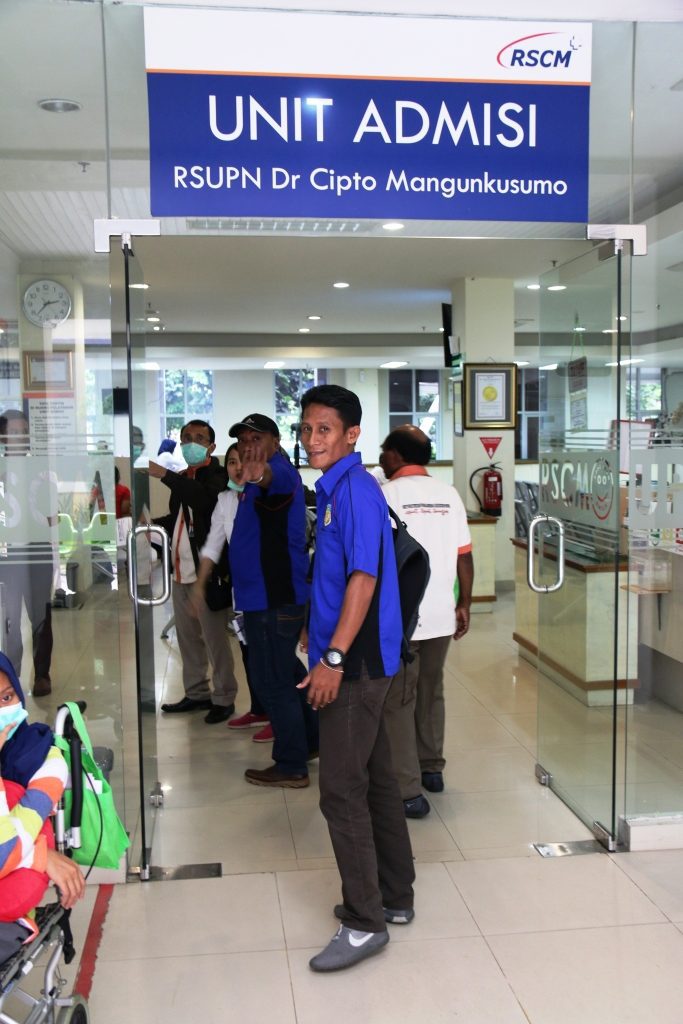 Tim UP2KP saat memantau pelayanan di ruang admisi RSUPN Dr. Cipto Mangunkusumo, Jakarta. 
