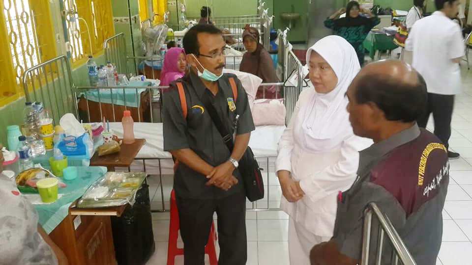 Ketua Tim UP2KP Amos Langger dan Tahi Butarbutar berdialog dengan salah satu petugas kesehatan di RSUD dr. Soetomo Surabaya saat monitoring evaluasi pelayanan pasien rujukan dari Papua.