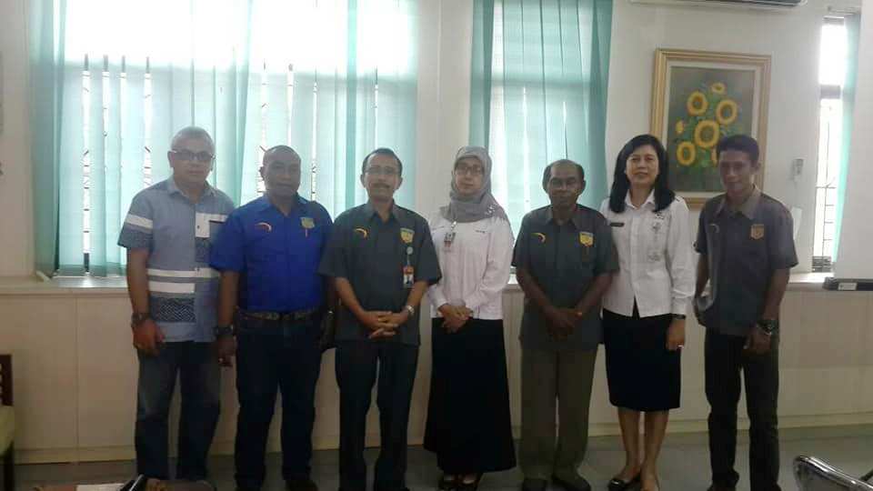 Tim UP2KP saat berpose dengan manajemen RSUD dr. Soetomo Surabaya usai monitoring evaluasi pelayanan pasien rujukan dari Papua. 