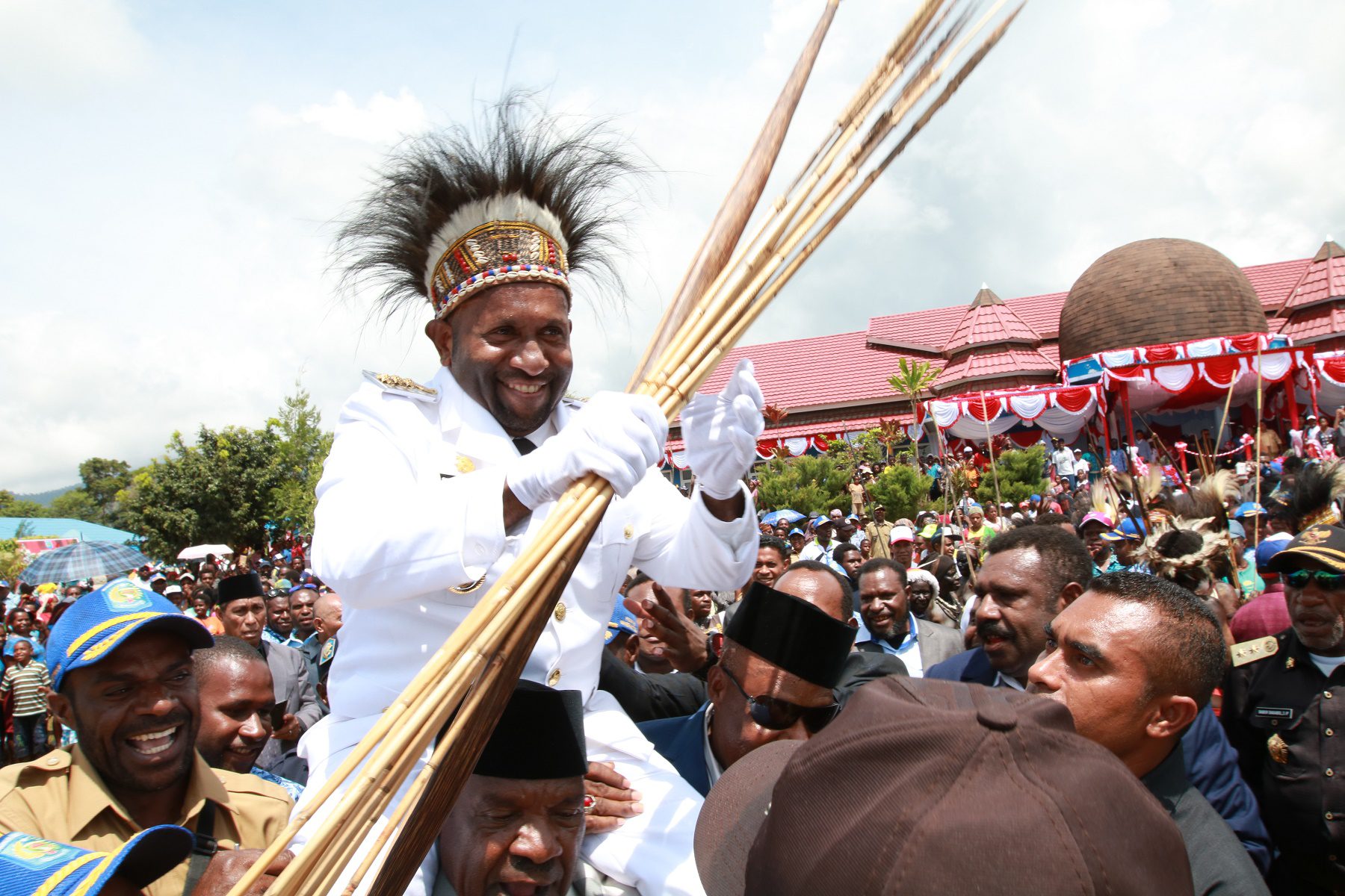 Bupati Mamteng Tagih Janji “Papua Terang dan Berdering” 