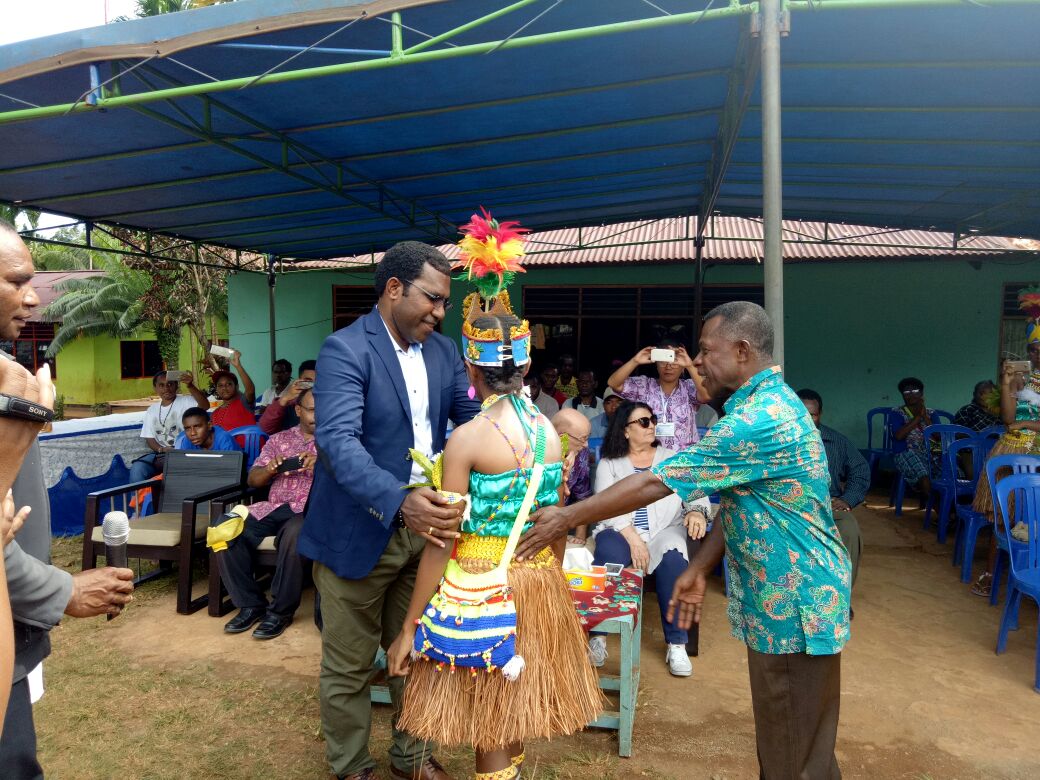 PLI Beri Bea Siswa 14 anak Kampung Kayu Batu Jadi Pionir Generasi Emas Papua