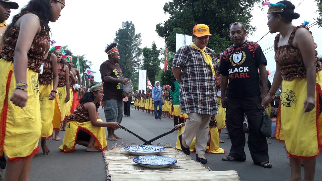 Tarian dan Prosesi Injak Piring dari Kwarda Papua Sambut Presiden di Raimuna Nasional
