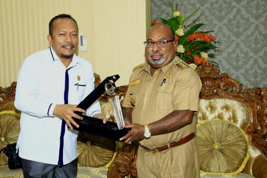Sukses Jaga Kerukunan Antarumat Beragama, Gubernur Papua Terima Penghargaan Dari Kemenag