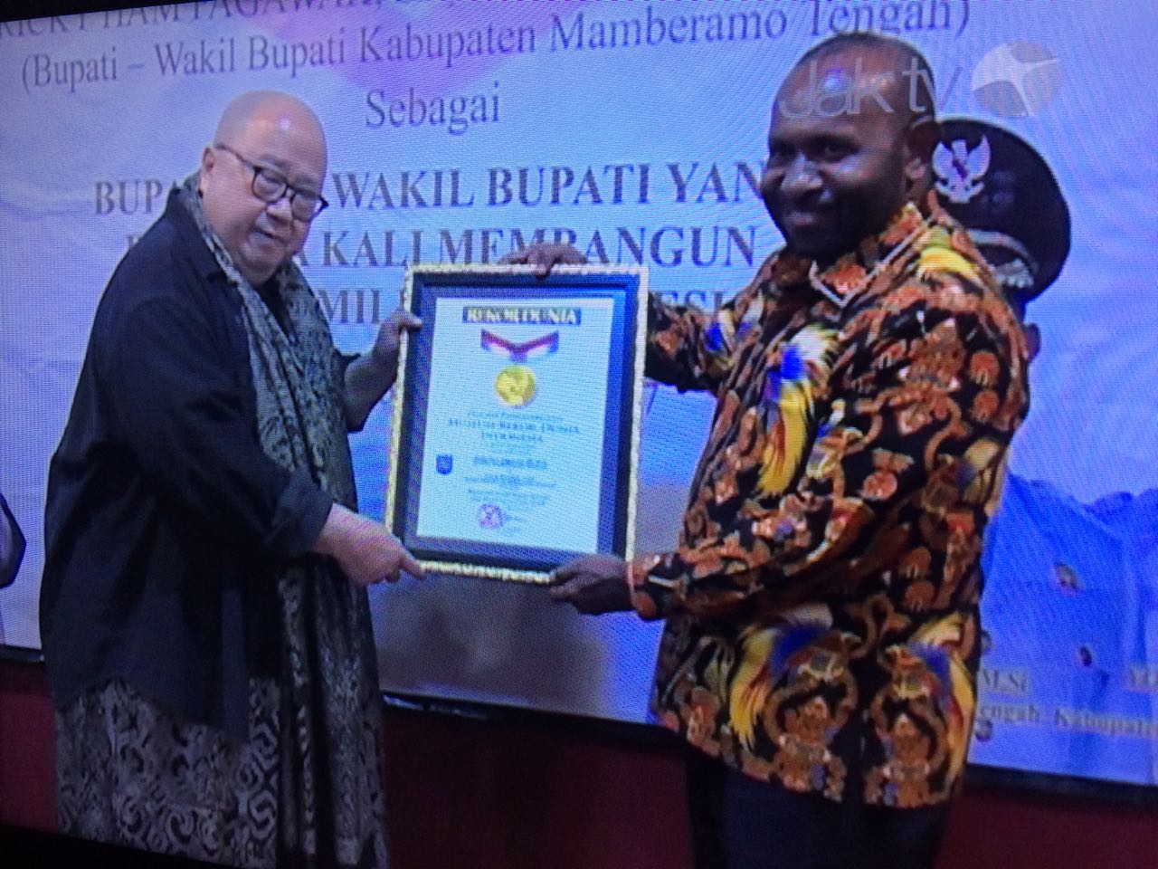 Bupati Mamteng Harapkan Penghargaan MURI Jadi Motivasi Pilkada Aman