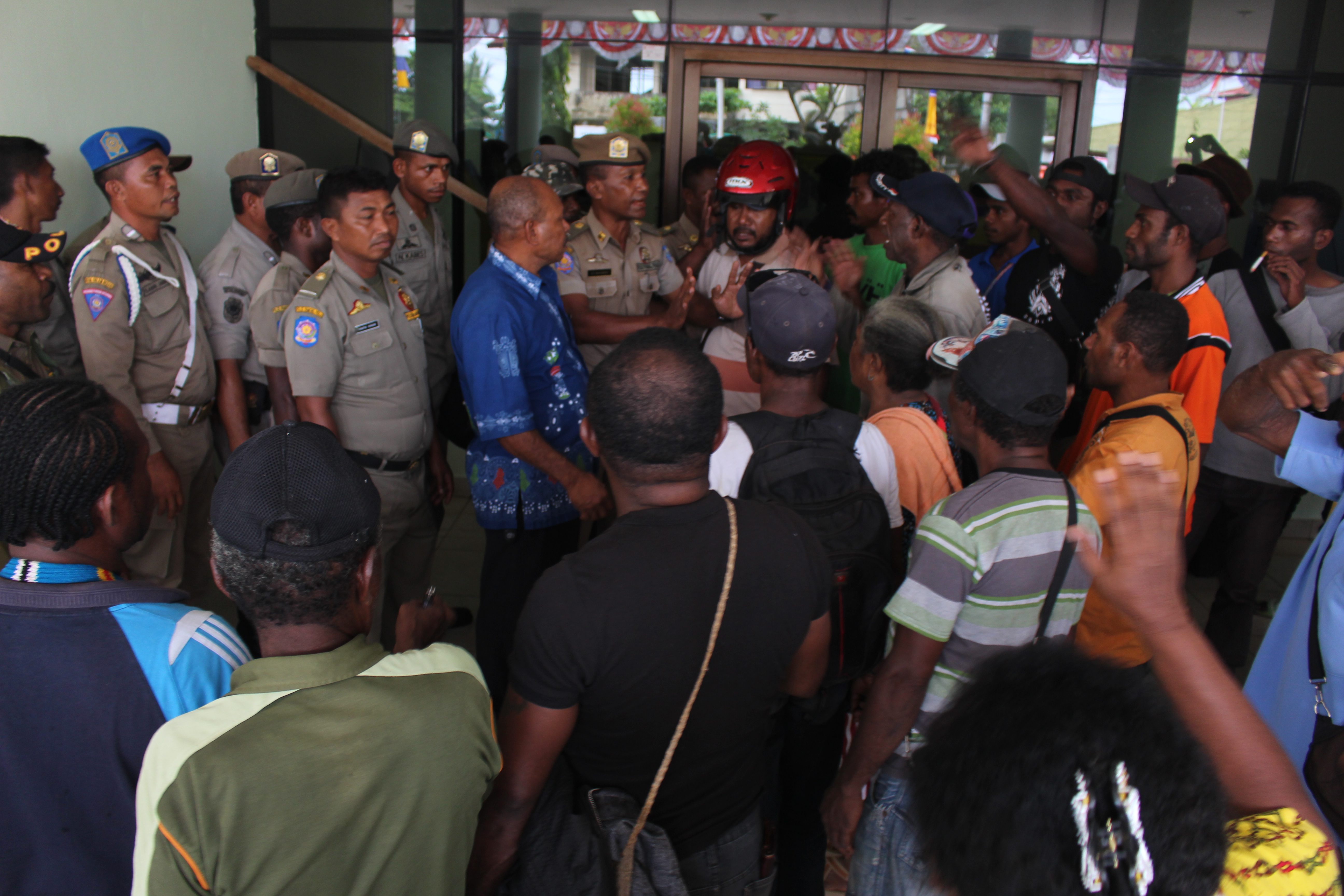 Warga Waibron Datangi Kantor Dinas PU Papua Tuntut Ganti Rugi Tanah