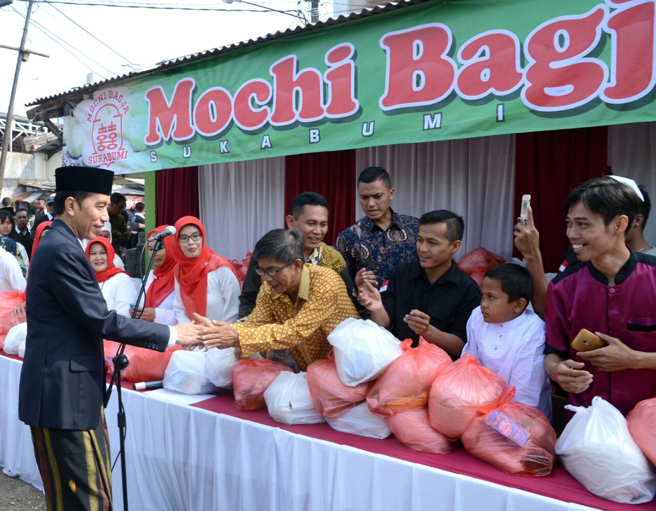 Presiden Bagikan Hewan Kurban dan Paket Sembako di Sukabumi