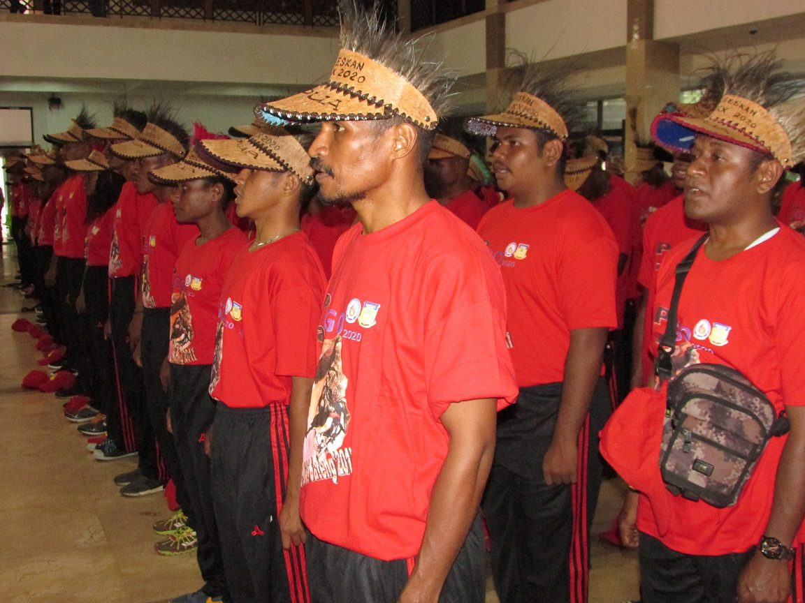 Asisten Loupatty Lepas Kontingen POPNAS Papua Menuju Semarang