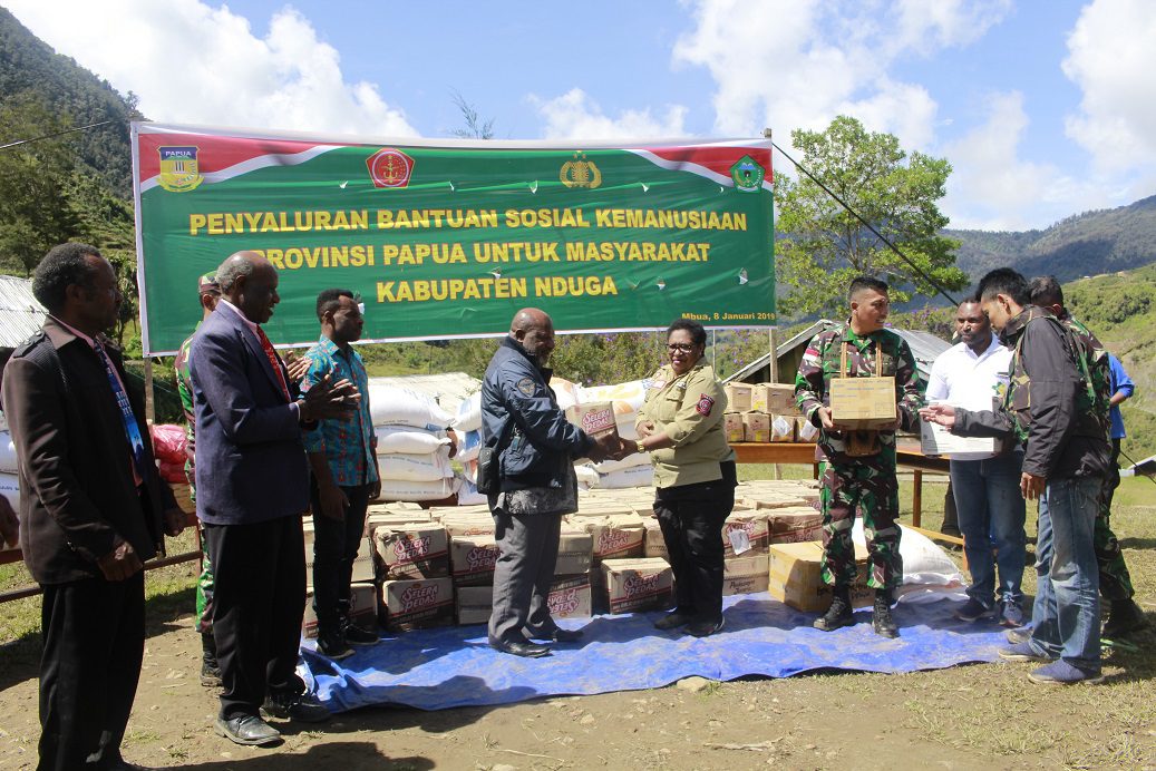 Warga Tiga Distrik di Nduga Terima Bantuan Gubernur Papua