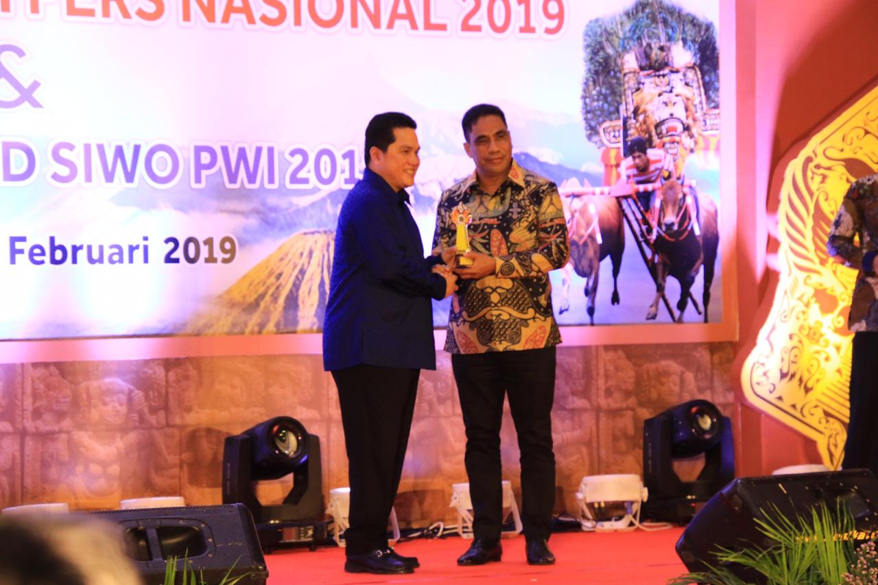 Gubernur Lukas Enembe Terima Golden Award SIWO PWI 2019