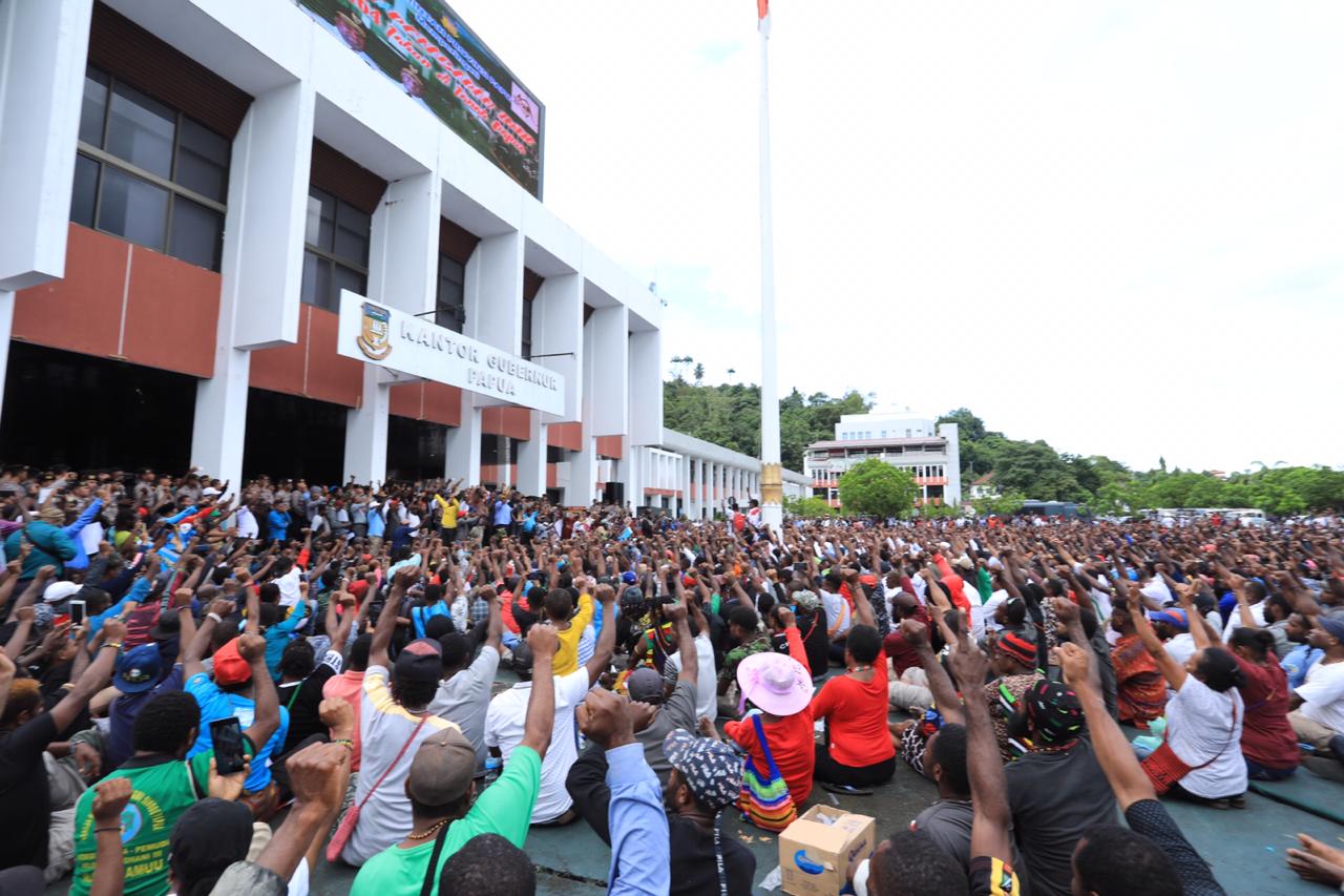 Ribuan Massa di Jayapura Gugat dan Tolak KPK Intimidasi Gubernur Papua