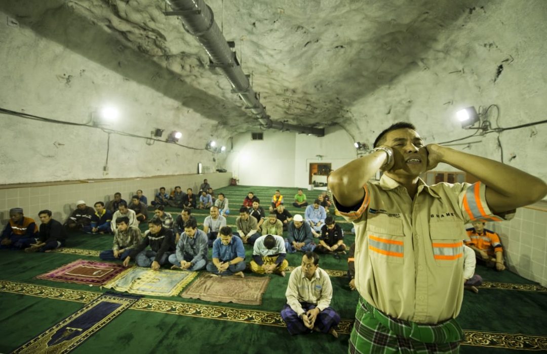 Sungguh Khusyuk Shalat Tarawih Karyawan Freeport di Masjid Terdalam di Dunia