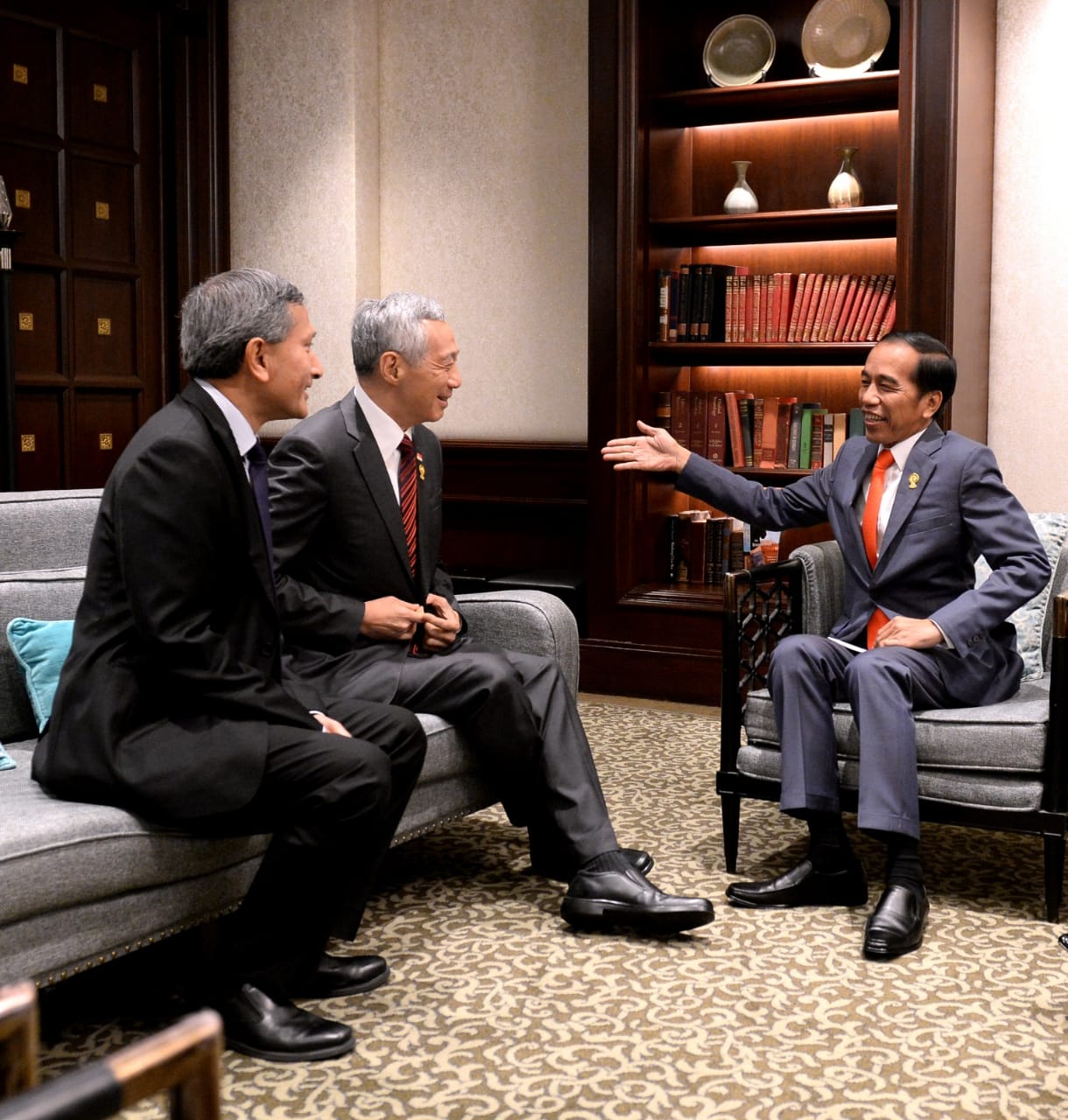 Presiden Jokowi Bertemu PM Singapura Sebelum Plenary KTT ASEAN di Bangkok
