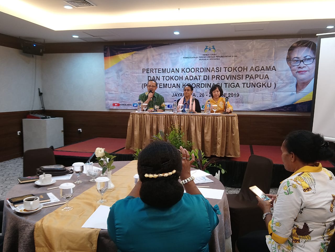 Menteri Yohana Soroti Masalah Pemberdayaan Perempuan Dalam Pertemuan Tiga Tungku
