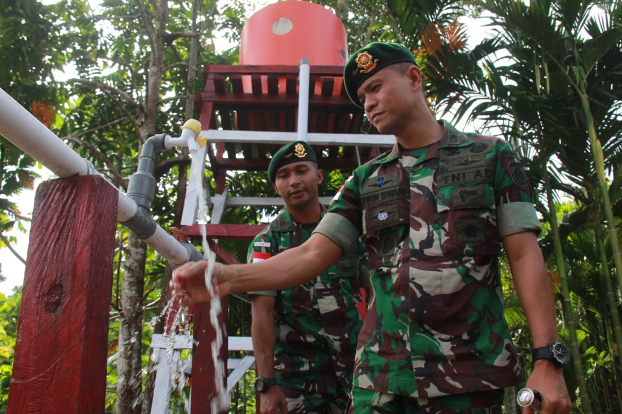 Satgas Pamtas TNI Bantu Warga Kampung Yetti Atasi Krisis Air Bersih