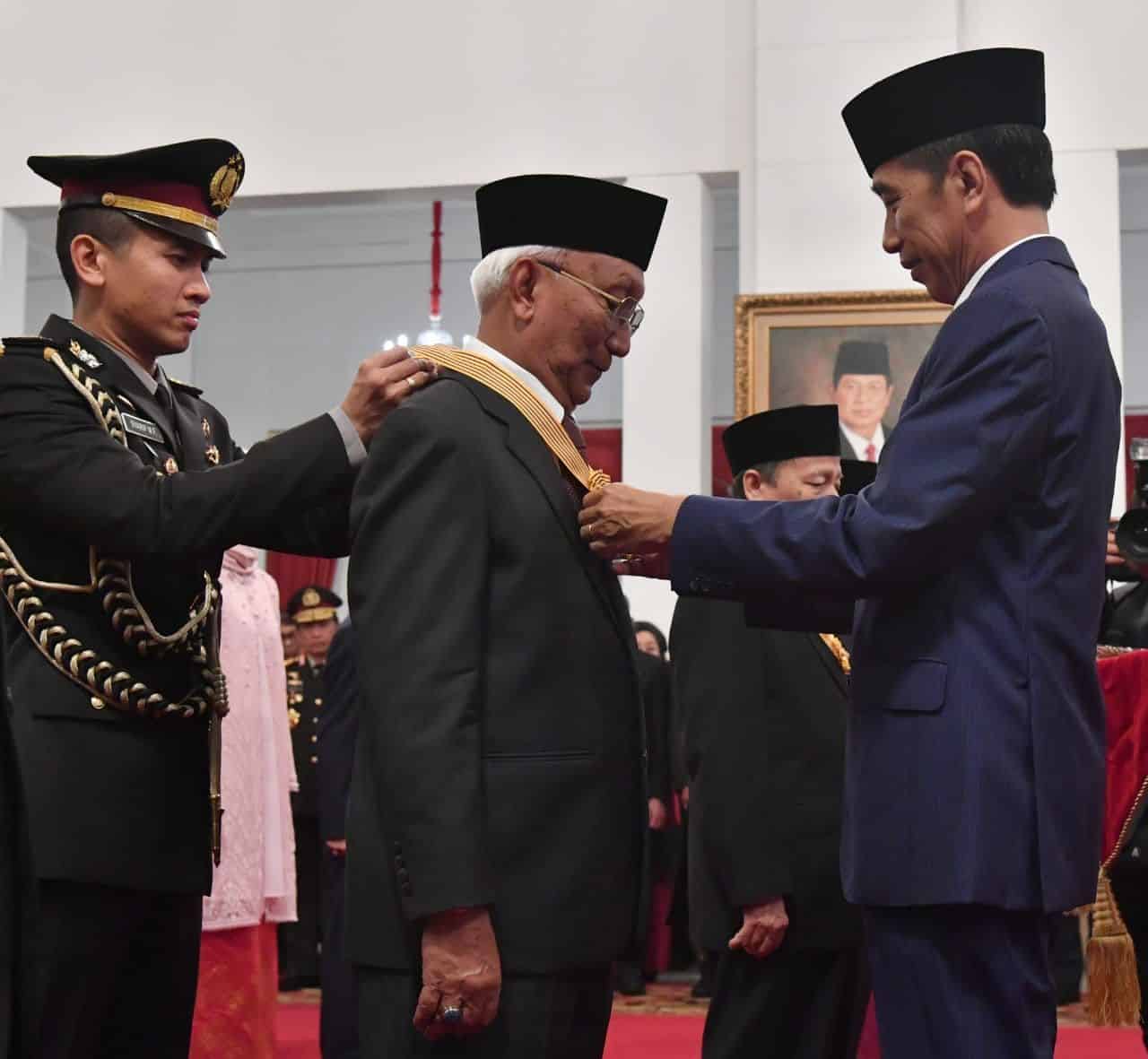 Presiden Jokowi Anugerahkan Tanda Kehormatan bagi 29 Tokoh