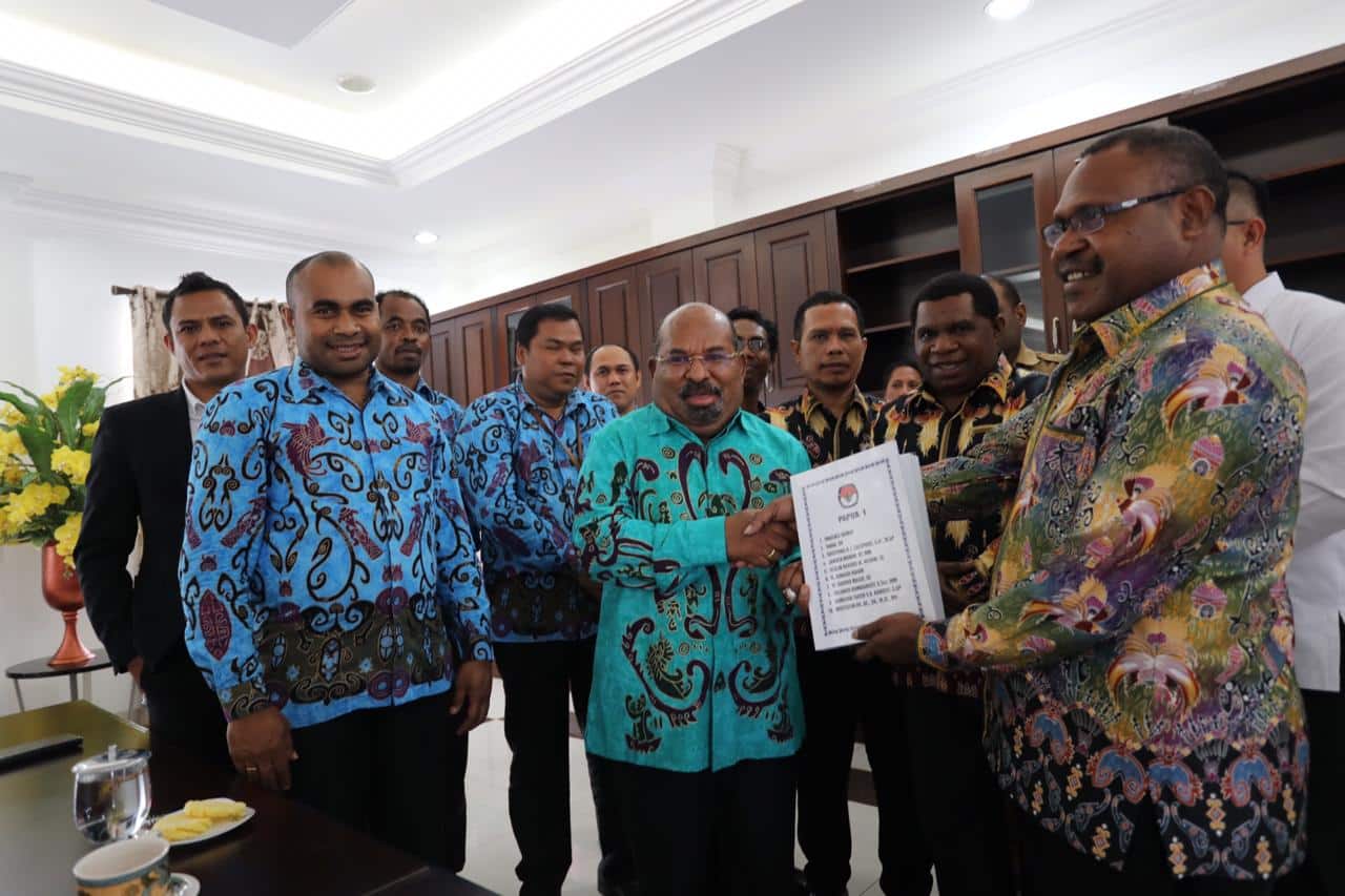 Terima Berkas Anggota DPRP Terpilih, Gubernur Papua Pastikan Pelantikan 30 Oktober 2019