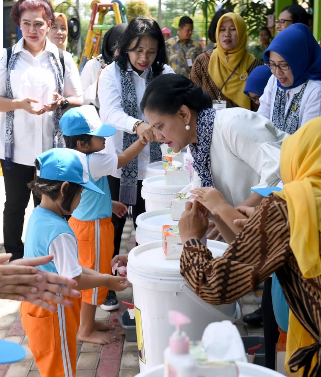 Ibu Iriana dan OASE KK Sosialisasi Soal Kesehatan dan Berikan Bantuan Pendidikan di Cirebon