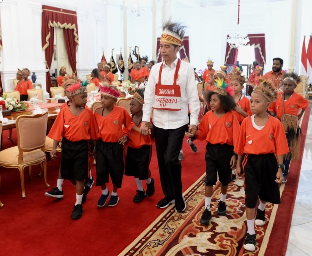 30 Anak Papua Bertemu Presiden Jokowi di Istana