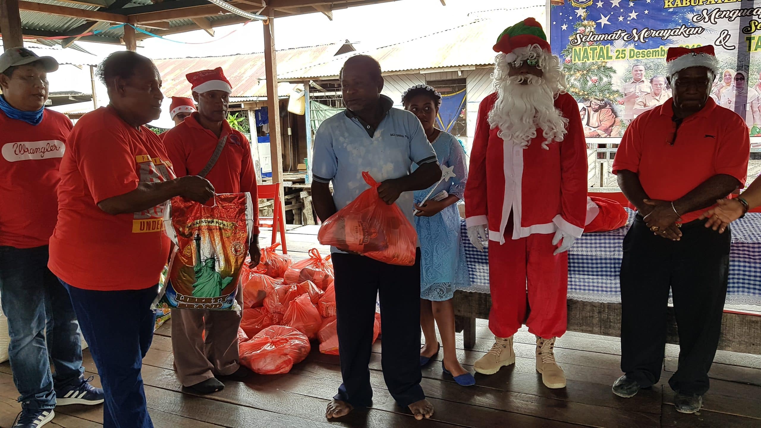 Perwakilan BKKBN Papua dan Dinas P2KB Kabupaten Jayapura Berbagi Kasih Natal dengan Lansia