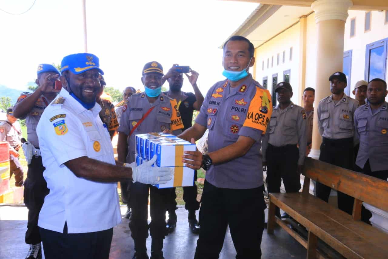 Bupati Mamteng Bantu 1.500 Masker Untuk TNI-Polri dan Bank Papua
