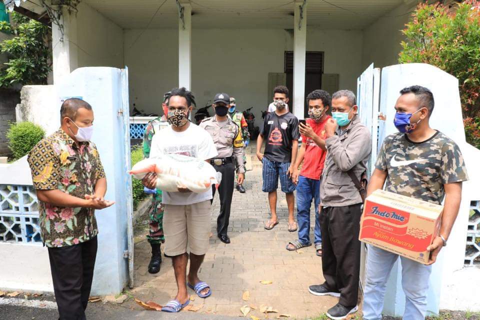 Sepedaan, Ganjar Kunjungi Asrama Mahasiswa Papua dan Beri Bantuan