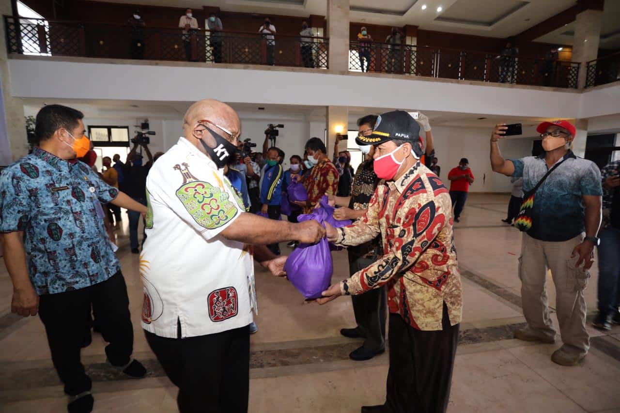 Pemprov Papua Serahkan Bansos 9.300 Paket Bapok Tahap Pertama