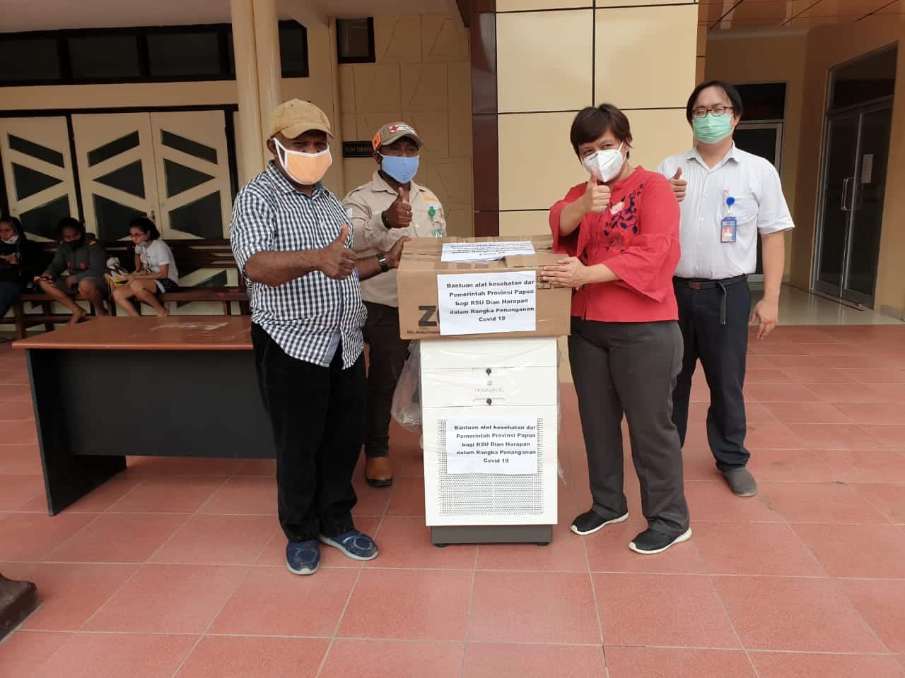 Kadinkes Papua Serahkan Bantuan HEPA Filter Kepada RSUD Yowari dan RSDH