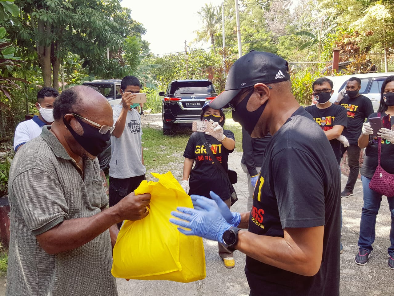 Granat Papua Donasi 131 Paket Bantuan, 6 Paket APD dan 700 Masker