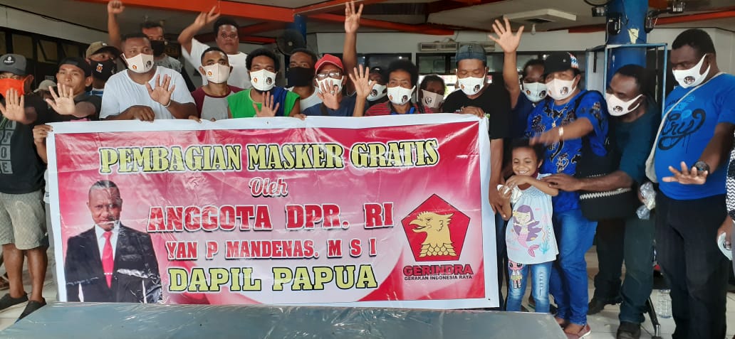 Posko Covid Diklat dan Masyarakat Biak Terima Bantuan Masker Dari Yan Mandenas