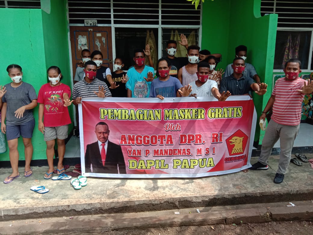 Anggota DPR RI Yan Mandenas Bagi Masker Untuk Warga di Papua