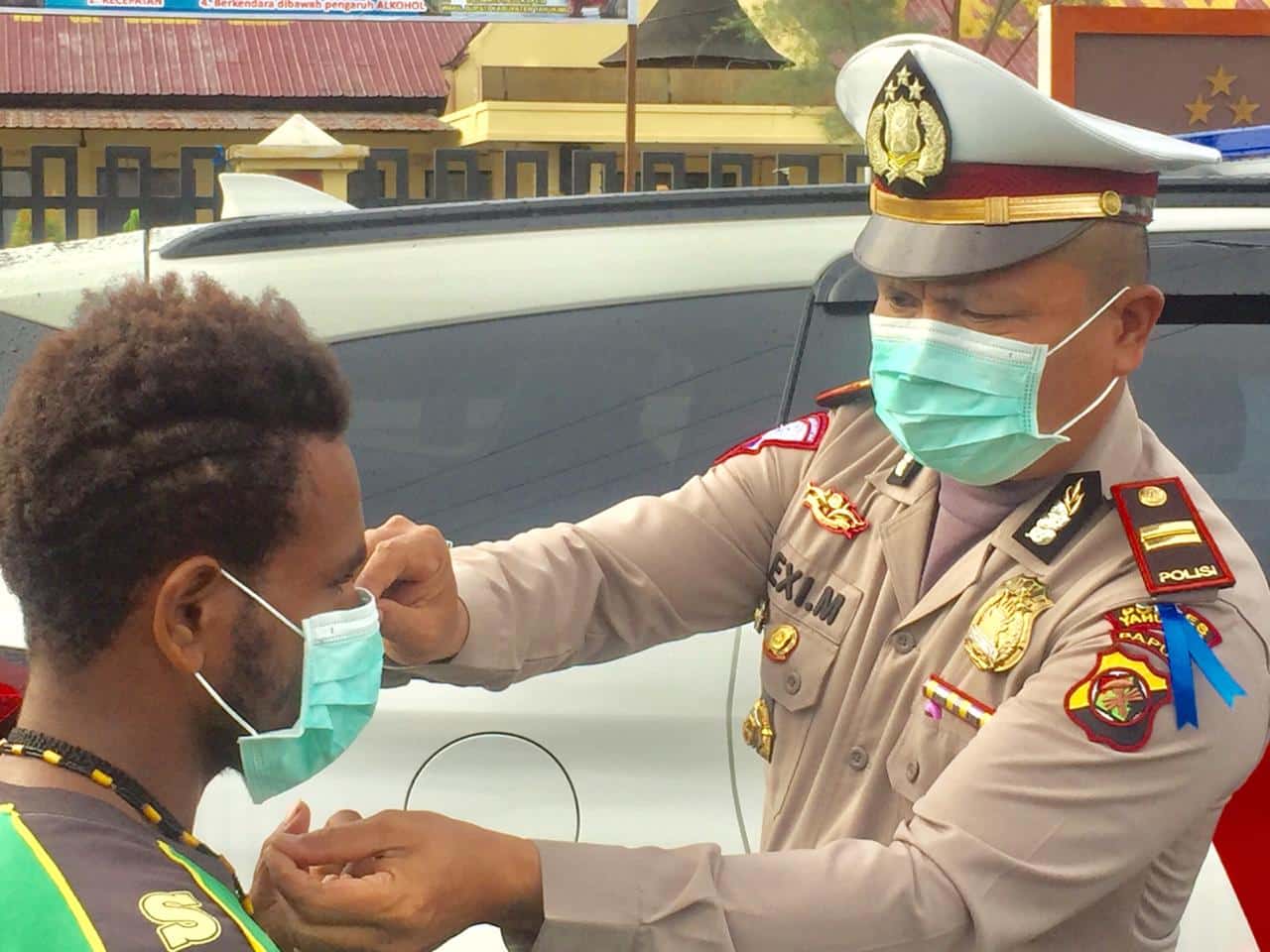 Dukung Pencegahan Covid, Polisi Bagi Masker di Yahukimo dan Sosialisasi New Normal di Lanny Jaya