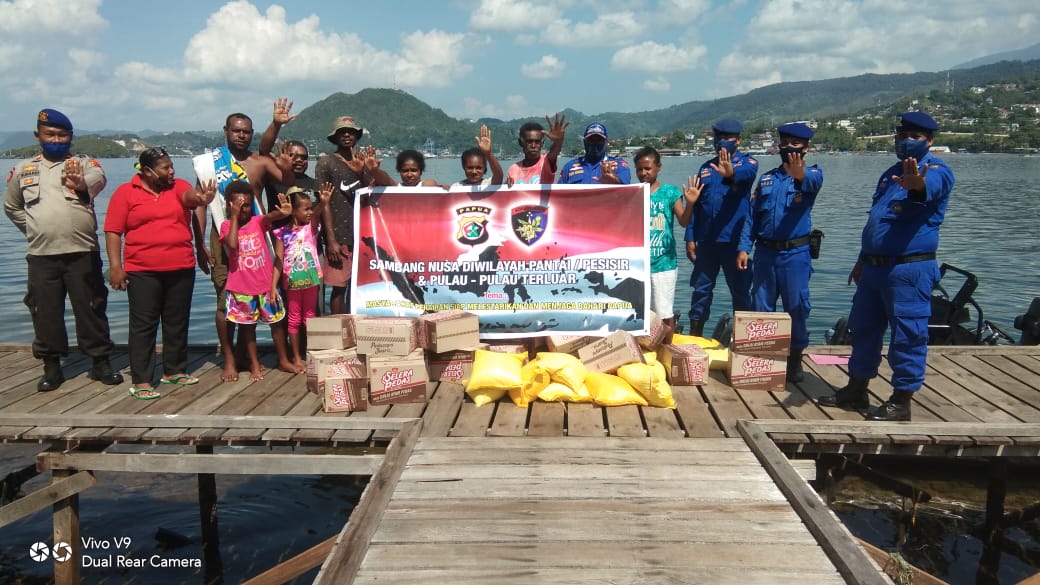 Polairud Polda Papua Bagikan Bantuan Sembako Kepada Masyarakat Pesisir