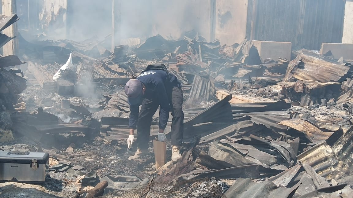Bidlabfor Polda Papua Olah TKP Penyebab Kebakaran Pasar Youtefa