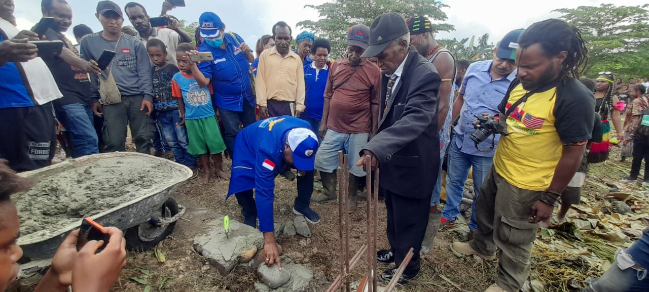 Wakil Ketua Demokrat Papua Letakkan Batu Pertama Pembangunan Gereja GIDI Arso 3