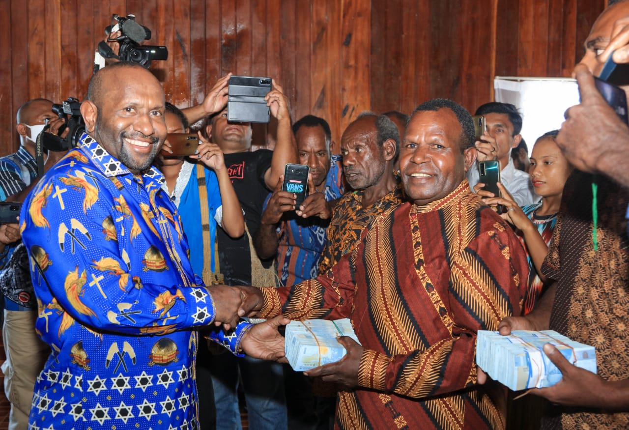 Bantu 12 Gereja di Nabire, RHP: “Ini Bentuk Kepedulian Demokrat Papua”