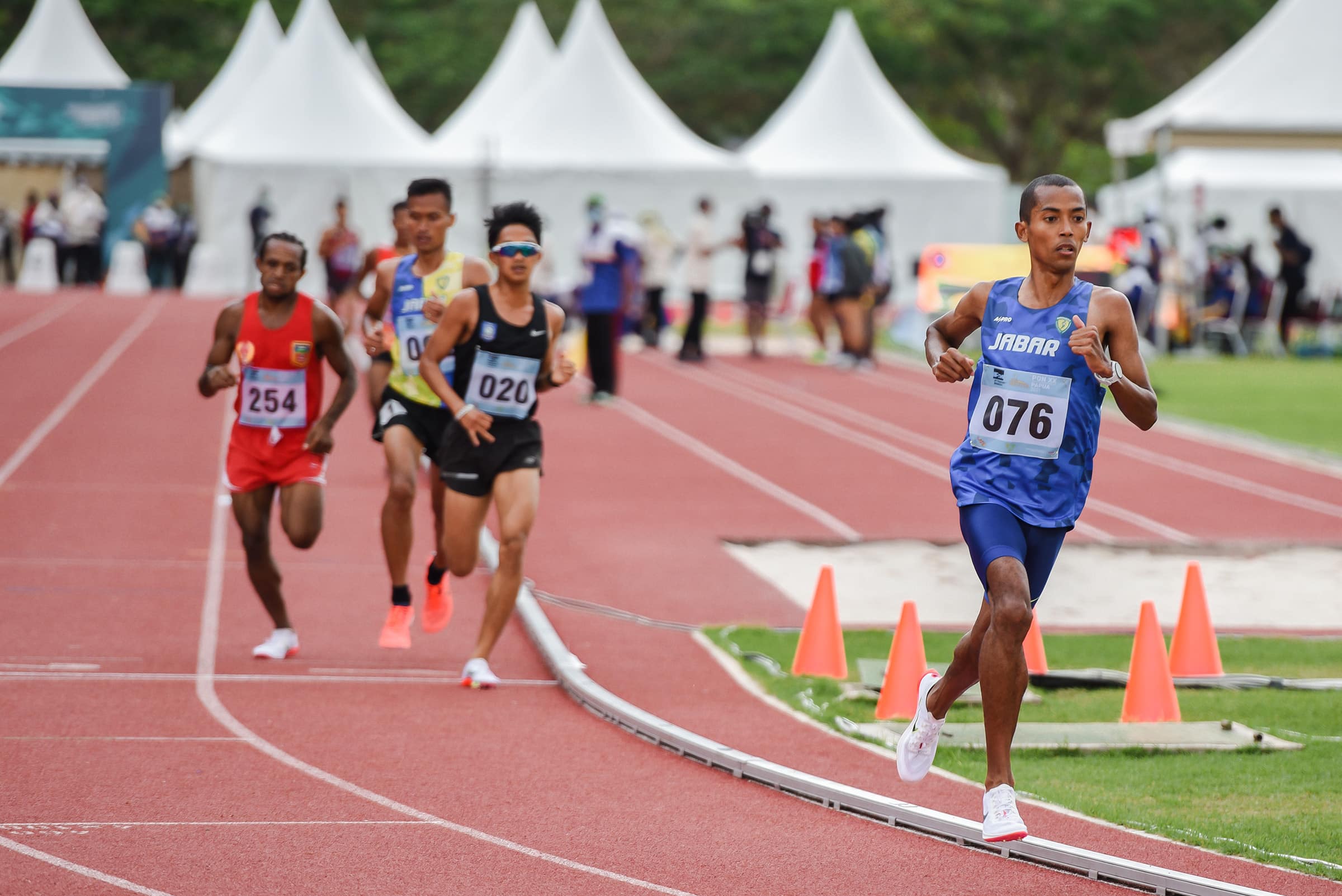 Menko Luhut Lepas Atlet Lari 5000 Meter PON XX Papua