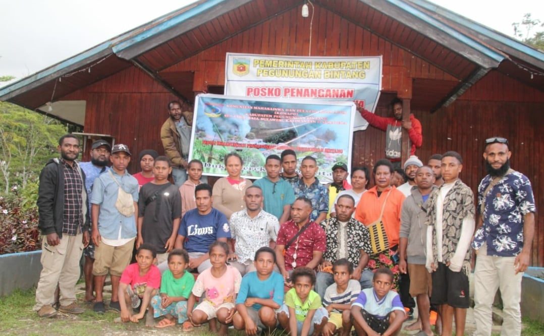 Alumni KOMAPO Bantu Peralatan Sekolah Bagi Siswa Pengungsi Kiwirok