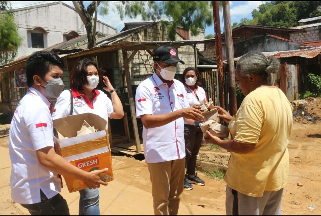 BRAVO 5 Papua Bagi Makanan Siap Saji Kepada Korban Banjir di Kota Jayapura