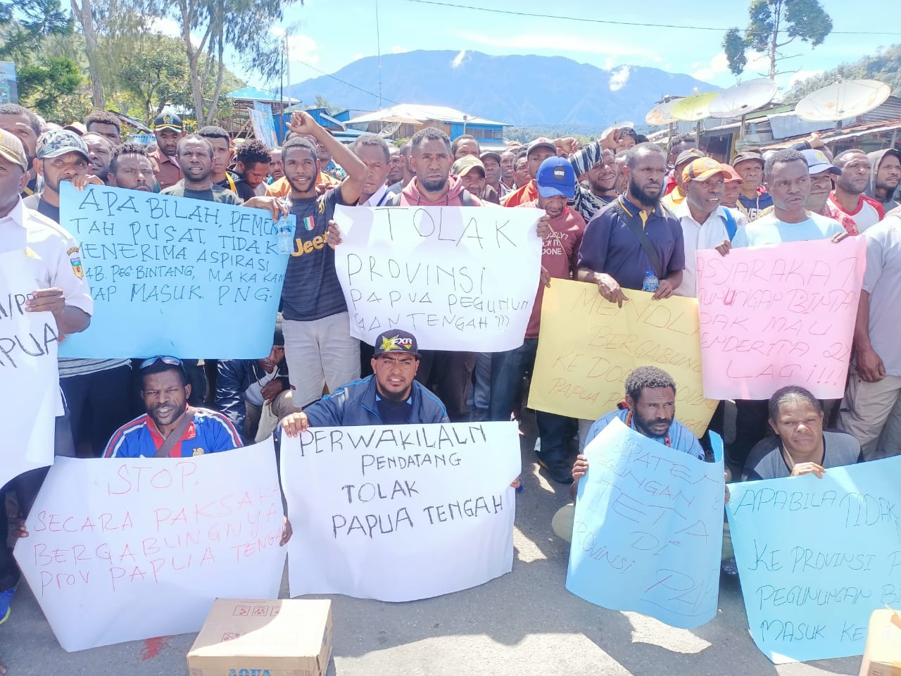 Ribuan Massa di Oksibil Demo Tolak Bergabung Dengan Provinsi Papua Pegunungan