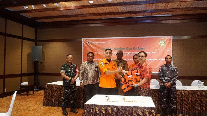 Freeport Indonesia Menandatangani Kesepakatan Kerja Sama dengan Basarnas Timika dan Serahkan Bantuan 800 Jaket Pelampung