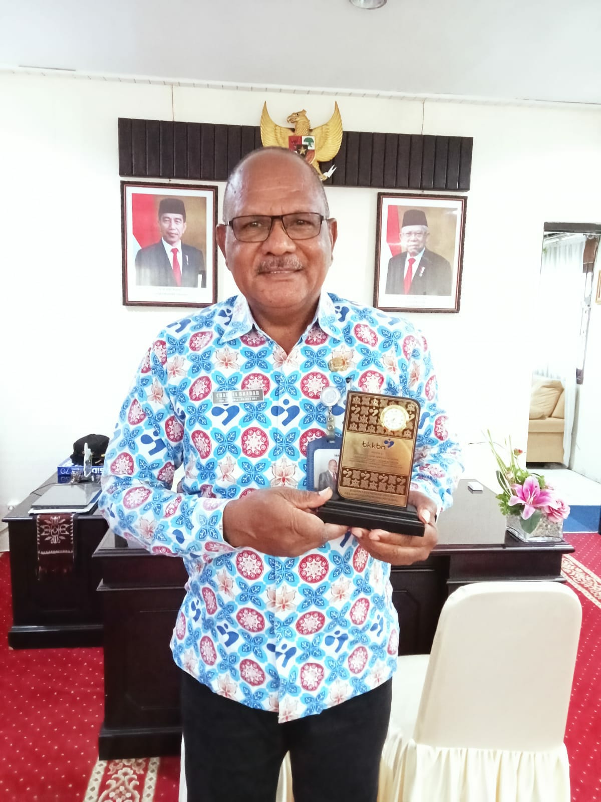 Sarles Brabar: Putra Papua Yang Berjuang Tingkatkan Kualitas Keluarga di Maluku Hingga Raih Sejumlah Penghargaan